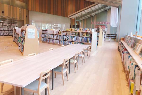 守山市立北部図書館「本の湖(ほんのうみ)」