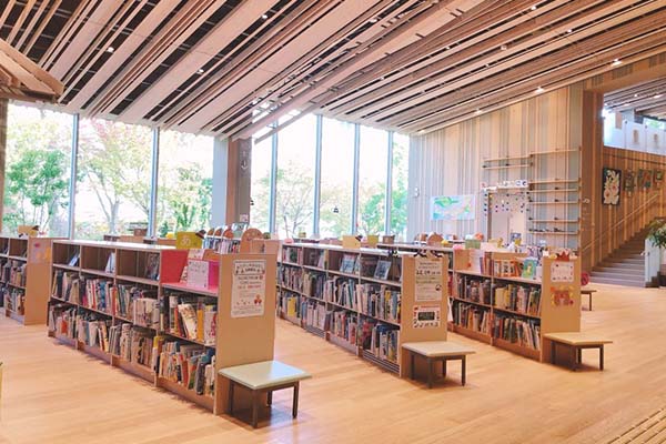 守山市立北部図書館「本の湖(ほんのうみ)」
